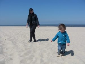 Wandeling op het strand met kinderen